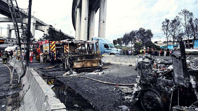 Bombeiros isolam a área após explosão de caminhão de gás na Cidade do México (Foto: Reprodução)