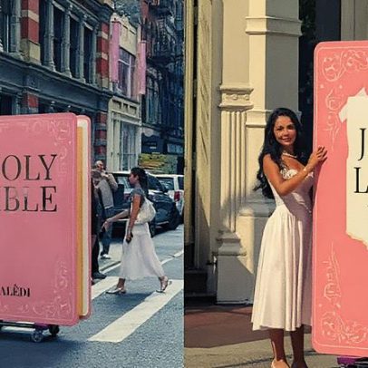 Estilista leva mensagem de amor com Bíblia gigante na Fashion Week de Nova York