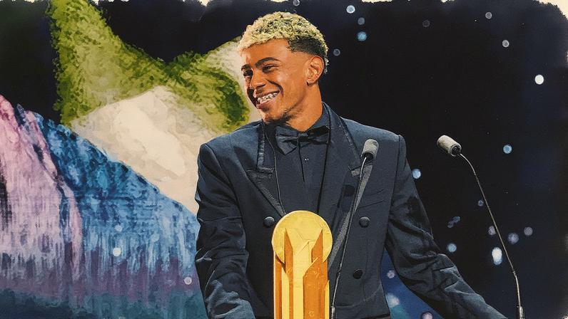 Lamine Yamal no palco de Paris recebendo o Troféu Kopa como melhor futebolista jovem do ano (Foto: Reprodução)