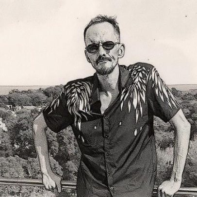 Zopilotes se reúnem em busca de alimento em cena inusitada na natureza