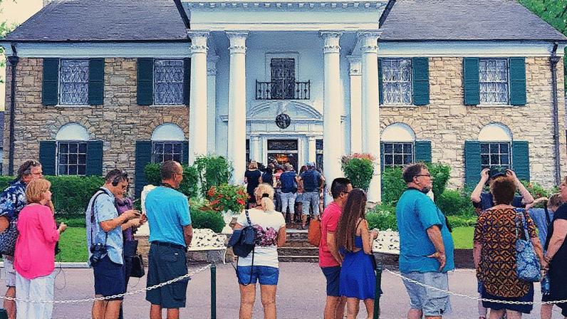 Visitantes aguardam na fila para entrar em Graceland, a casa onde Elvis Presley viveu até sua morte em 1977, agora um local histórico dedicado ao seu legado (Foto: Reprodução)