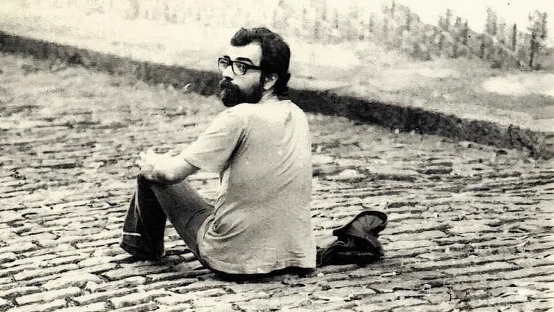 Músico posa em plena rua no bairro Cosme Velho, no Rio de Janeiro (Foto: Reprodução)