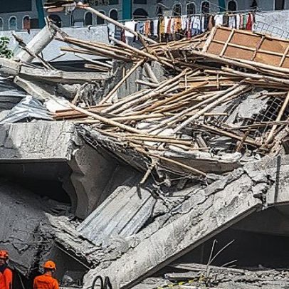 Escola desaba na Indonésia e deixa um morto e 65 soterrados