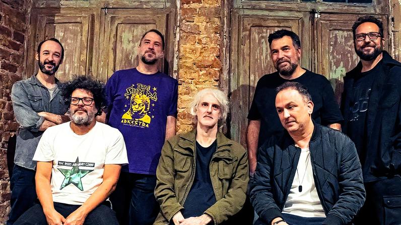 Banda carioca PELVs posando para foto, com quatro integrantes em pé e três sentados (Foto: Reprodução)