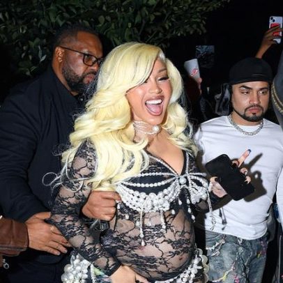 Cardi B exibe barrigão de grávida com renda e pérolas em novo visual deslumbrante