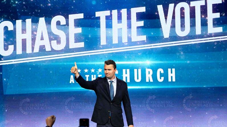 Ativista conservador Charlie Kirk participa de evento com o candidato republicano à vice-Presidência, J. D. Vance, em uma igreja em Mesa, Arizona (Foto: Reprodução)