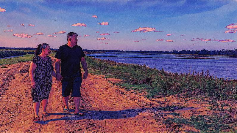 Lavoura de arroz inundada pelas enchentes no Rio Grande do Sul, com danos na plantação, parte da casa e máquinas (Foto: Reprodução)