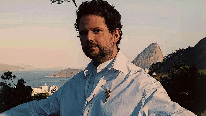 Ator Selton Mello posando para foto (Foto: Reprodução)