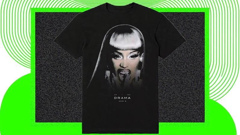 Camiseta gráfica lançada por Cardi B em apoio ao seu novo álbum 'Am I the Drama?' (Foto: Reprodução)
