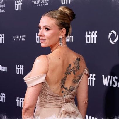 Scarlett Johansson exibe tatuagens nas costas com vestido Valentino no TIFF 2025