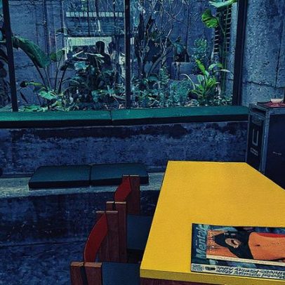 Cafeteria inova com chuveirão e sauna para corredores após treinos