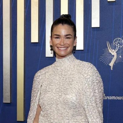 Carol Ribeiro encanta no tapete vermelho do Emmy 2025 com seu estilo deslumbrante