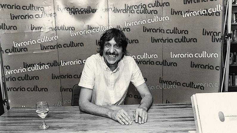 Eduardo Bueno durante o lançamento do livro 'O Sonho de Carmem - Como a sociedade ajudou a transformar a história do câncer no Brasil' na Livraria Cultura em 2015 (Foto: Reprodução)