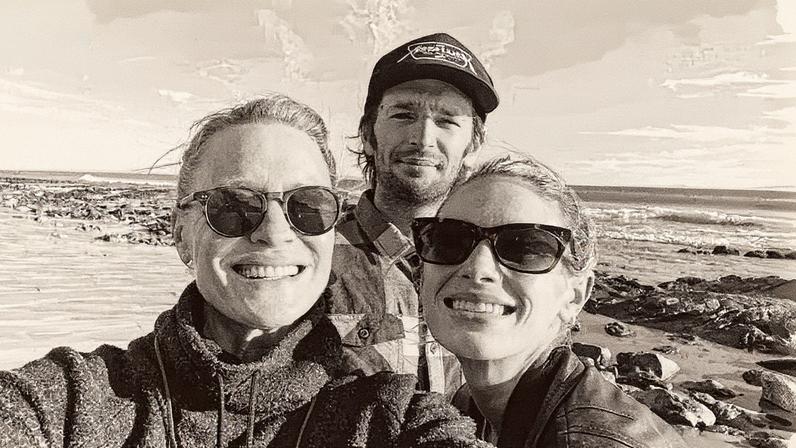 Atriz Robin Wright com seus filhos, Dylan Penn e Hopper Penn, em uma foto compartilhada no Instagram (Foto: Reprodução)