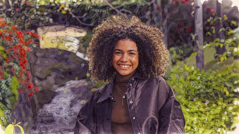 Atriz Alana Cabral posando para foto (Foto: Reprodução)