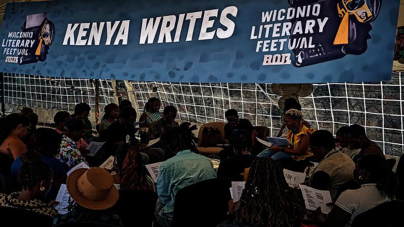 Atividade do espaço ‘Kenia escreve’ durante o Festival de Literatura de Macondo, realizado em Nairobi (Foto: Reprodução)