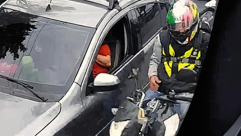 Suspeito morto em motocicleta entre carro e ônibus em avenida na zona sul de São Paulo (Foto: Reprodução)
