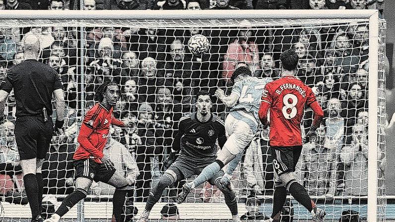 Foden marca de cabeça durante o jogo entre Manchester City e Manchester United (Foto: Reprodução)