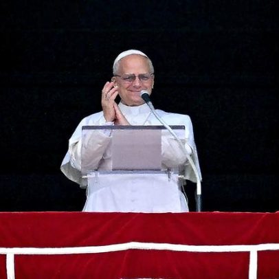 Papa Leão XIV é homenageado com coro de 'parabéns' na Praça de São Pedro