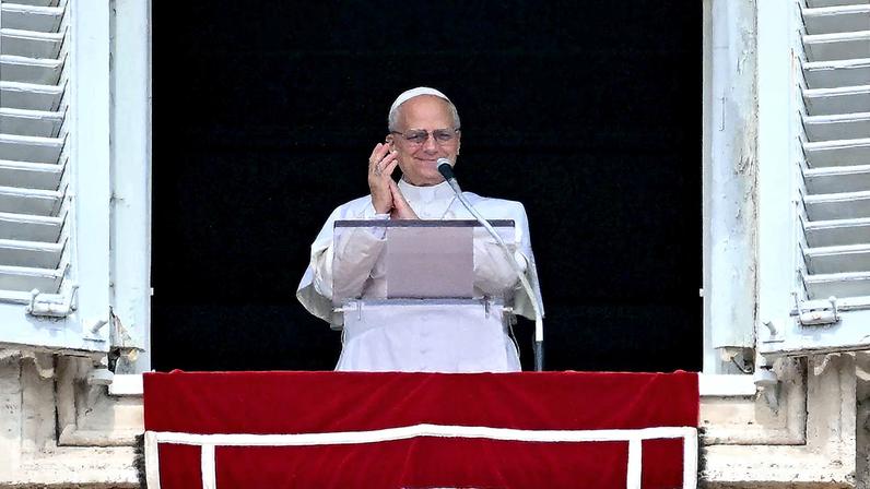 Papa Leão XIV bate palmas para a multidão na Praça de São Pedro (Foto: Reprodução)