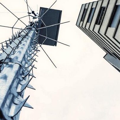 PM instala espinhos de metal em postes do centro de SP para combater invasões