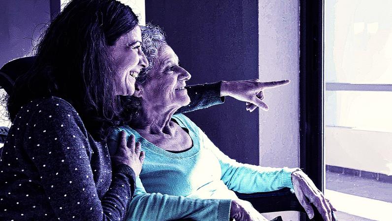 Conversar com uma pessoa com Alzheimer e ajudá-la a se lembrar de sua identidade e experiências é uma das dicas de uma pesquisadora (Foto: Reprodução)