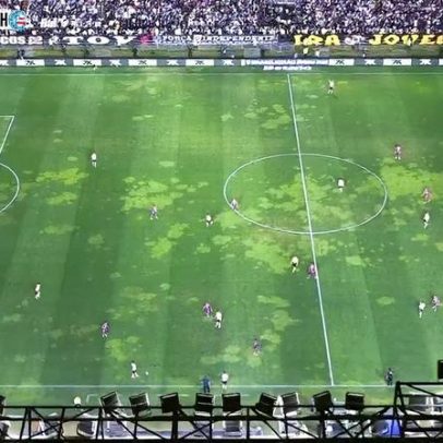 Manchas no gramado de São Januário geram memes durante Vasco x Bahia