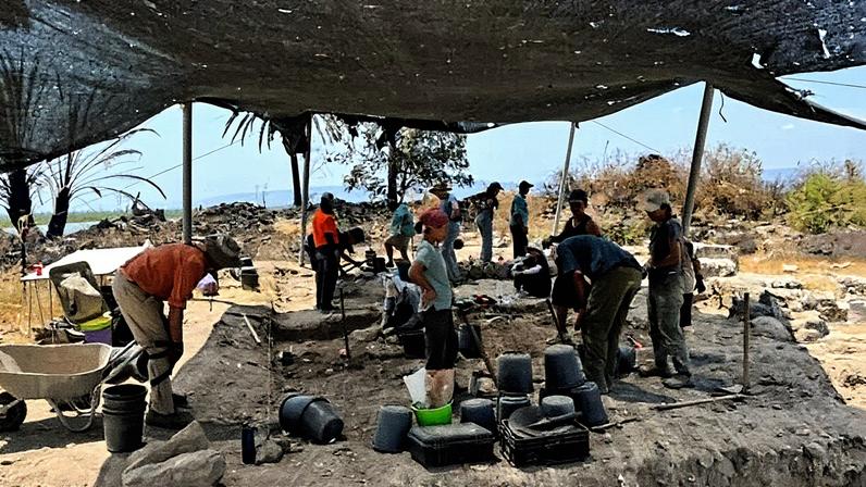Equipe arqueológica escava o sítio de el-Araj, na Galileia, em agosto de 2025 (Foto: Reprodução)