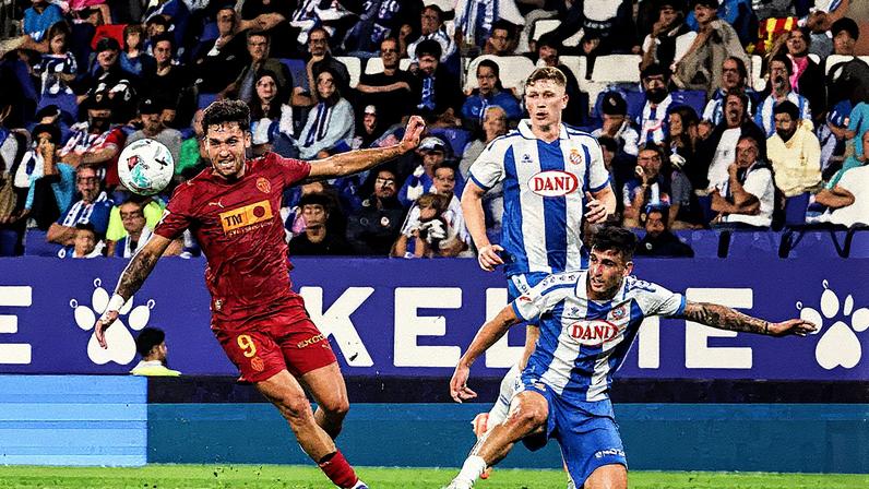 Hugo Duro disputa a bola com a defesa do Espanyol (Foto: Reprodução)