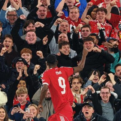 Isak marca seu primeiro gol com a camisa do Liverpool