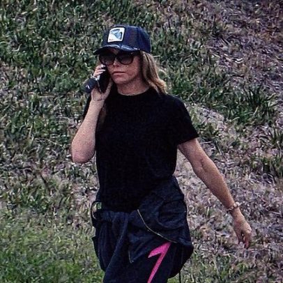 Denise Richards resgata 15 cães de casa suja do ex-marido Aaron Phypers