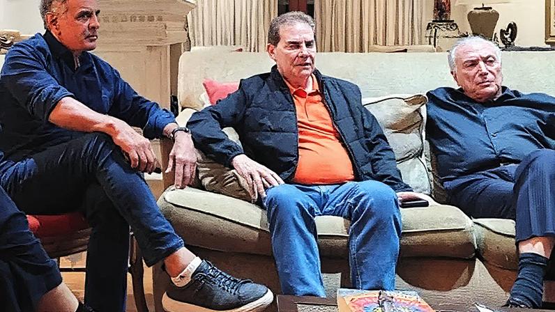 Aécio Neves, Paulinho da Força e Michel Temer discutem texto alternativo ao PL da anistia (Foto: Reprodução)