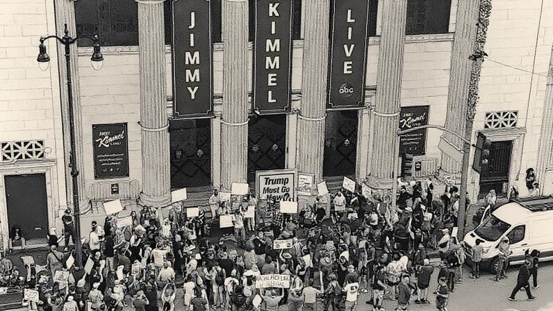 Pessoas protestam em frente ao El Capitan Entertainment Centre, onde "Jimmy Kimmel Live!" foi gravado, após a suspensão do apresentador por comentários sobre a suposta assassinato de Charlie Kirk, em Hollywood Boulevard, Los Angeles (Foto: Reprodução)