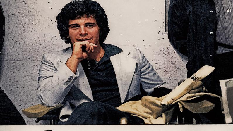 Livro compilado em 2003 por Ghislaine Maxwell, companheira de Jeffrey Epstein, apresentado em uma fotografia (Foto: Reprodução)