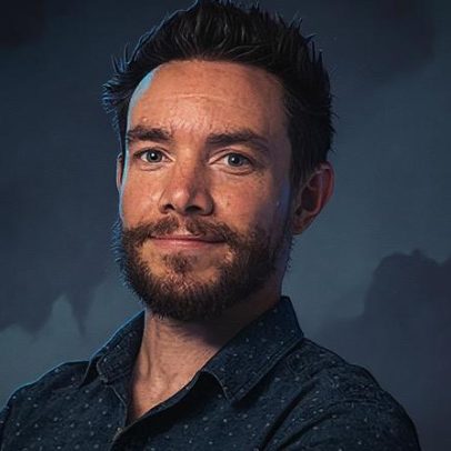 Jornalista é vítima de AVC enquanto nada no mar e luta para pedir ajuda