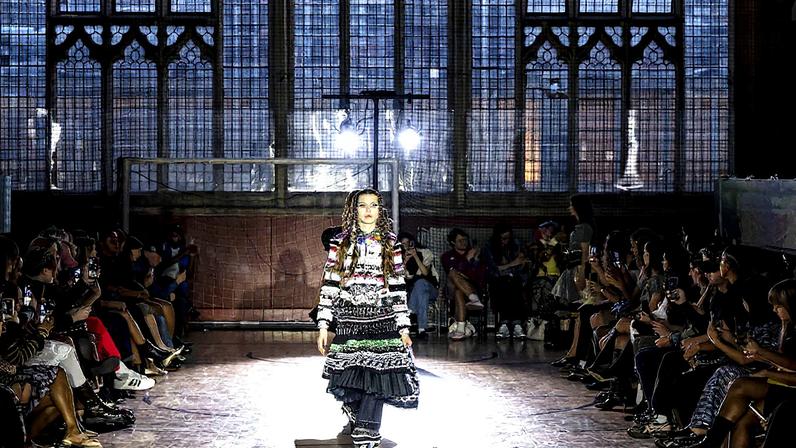 Desfile primavera-verão 2026 de Chopova Lowena durante a semana de moda de Londres (Foto: Reprodução)