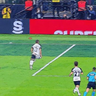 VAR solicita revisão de pênalti, mas árbitro considera lance inconclusivo