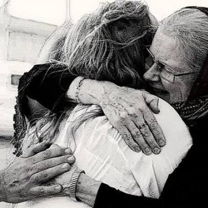 Filho de casal britânico libertado pelo Talibã celebra retorno ao Reino Unido