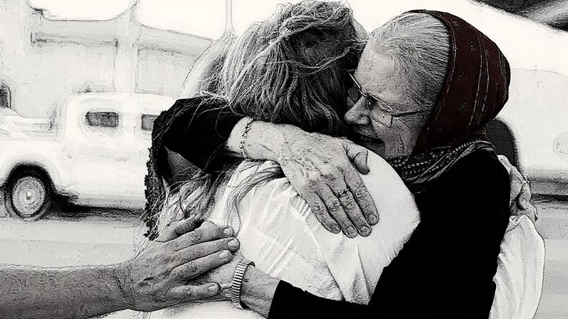 Filha fala com repórteres em Doha antes de reencontro (Foto: Reprodução)