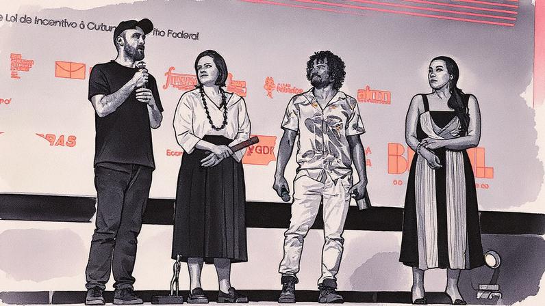 Davi Pretto, de boné, recebe o Troféu Candango de melhor longa-metragem por 'Futuro Futuro' (Foto: Reprodução)