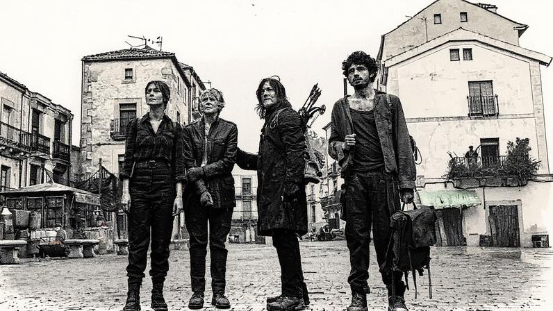 Elenco de 'The Walking Dead: Daryl Dixon' posando em Sepúlveda (Foto: Reprodução)