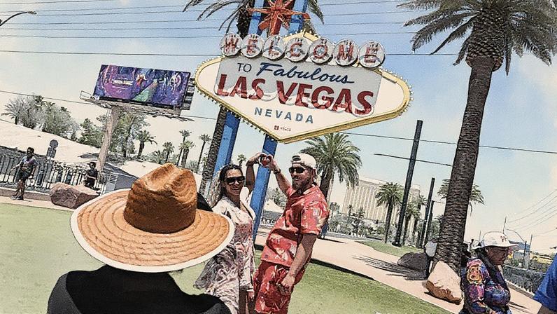 Turistas tiram fotos perto da Strip de Las Vegas (Foto: Reprodução)