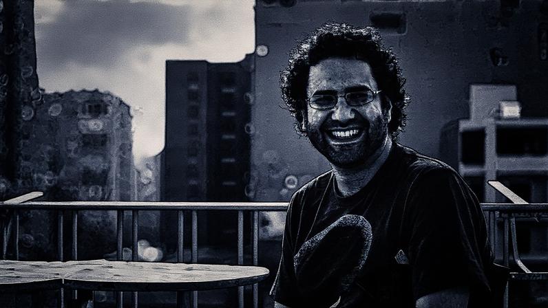 Alaa Abd el-Fattah posa para uma foto em um local desconhecido (Foto: Reprodução)