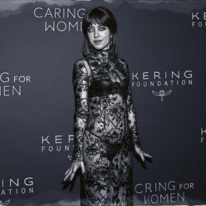 Dakota Johnson brilha em vestido transparente da Gucci em evento da Kering Foundation