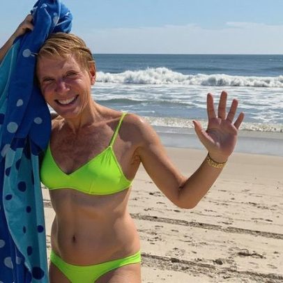 Barbara Corcoran exibe corpo deslumbrante em biquíni neon aos 76 anos