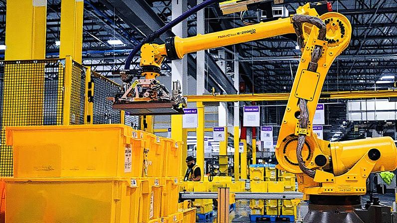 Braço robótico da Fanuc movimenta caixas de produtos em um centro de distribuição da Amazon em Daytona Beach, Florida (Foto: Reprodução)