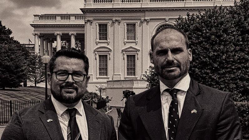 Ex-apresentador da Jovem Pan Paulo Figueiredo e deputado Eduardo Bolsonaro posam juntos em Washington (Foto: Reprodução)