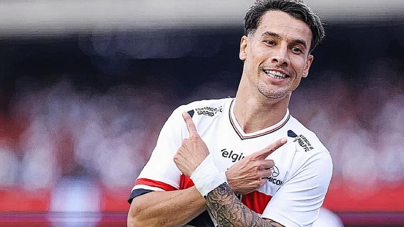 Jogador do São Paulo comemora gol contra o Santos durante partida do Brasileirão (Foto: Reprodução)