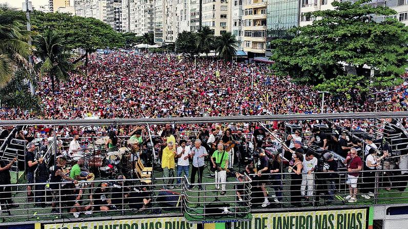 Artistas se apresentam na Praia de Copacabana durante manifestação contra anistia e a PEC da blindagem (Foto: Reprodução)