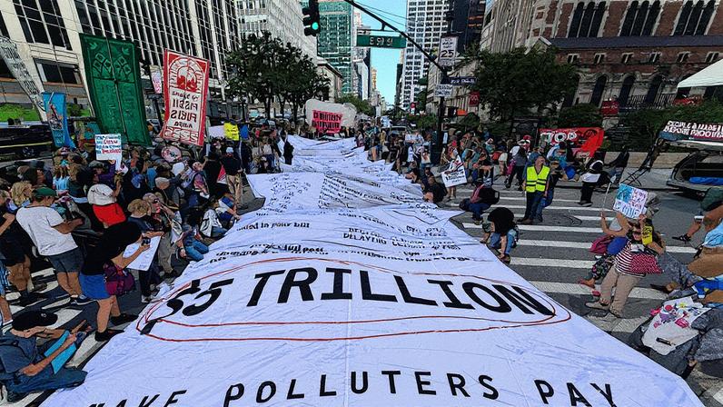 Manifestação em Nova York pede que bilionários paguem pelo estrago ambiental na véspera da Assembleia Geral da ONU e da semana do clima (Foto: Reprodução)